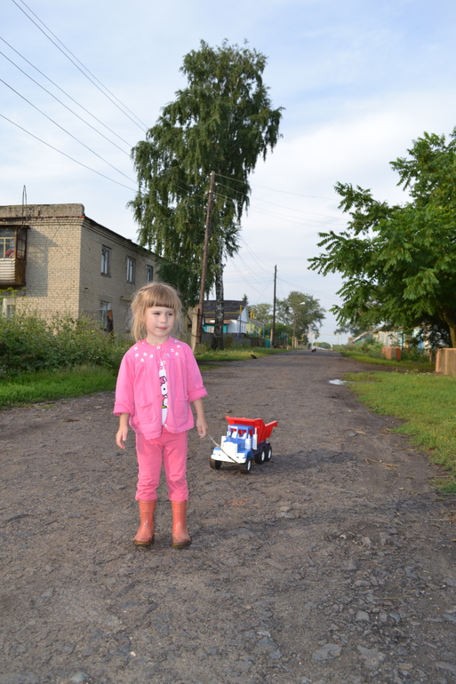 У моего ребенка тяжелое деревенское детство-2)))