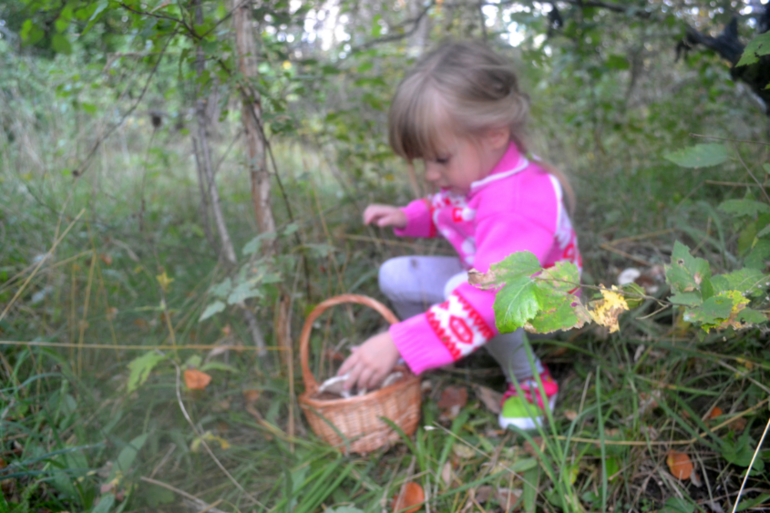 У моего ребенка тяжелое деревенское детство-2)))