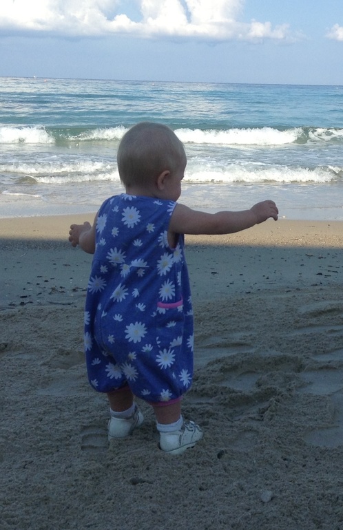 Скоро мы пойдем сами! А пока ходим за ручку)))