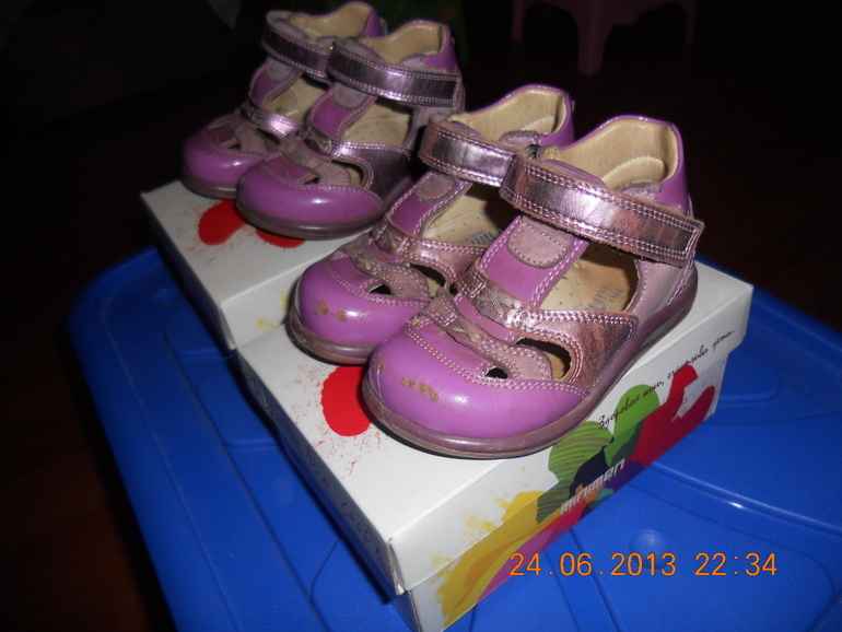Продам много обуви для девочек-двоянешек:летней, осенней, зимней.