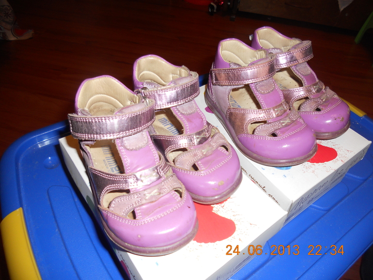 Продам много обуви для девочек-двоянешек:летней, осенней, зимней.