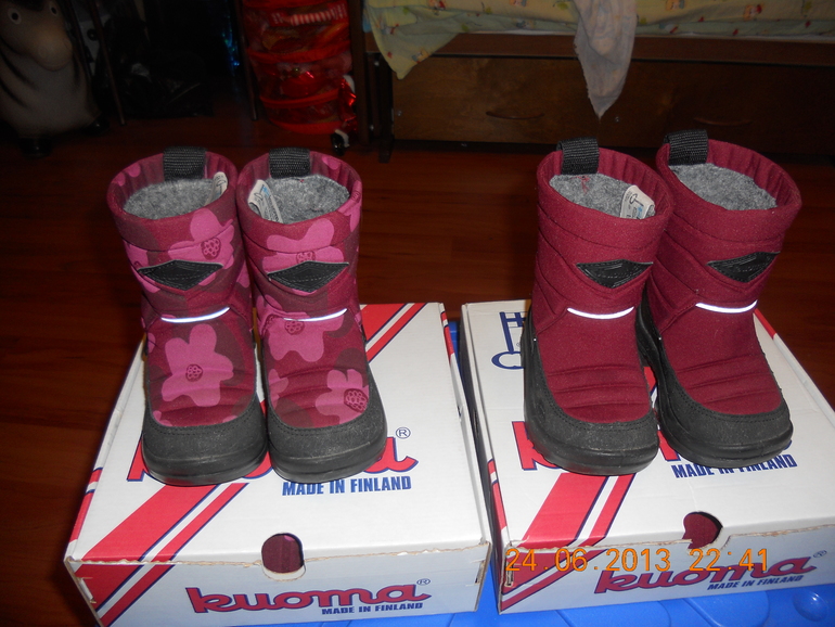 Продам много обуви для девочек-двоянешек:летней, осенней, зимней.