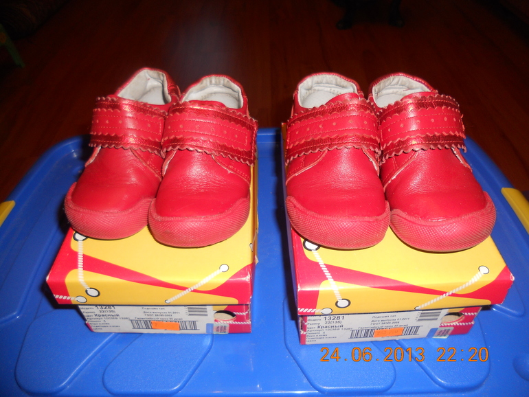 Продам много обуви для девочек-двоянешек:летней, осенней, зимней.