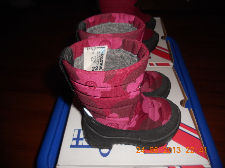 Продам много обуви для девочек-двоянешек:летней, осенней, зимней.