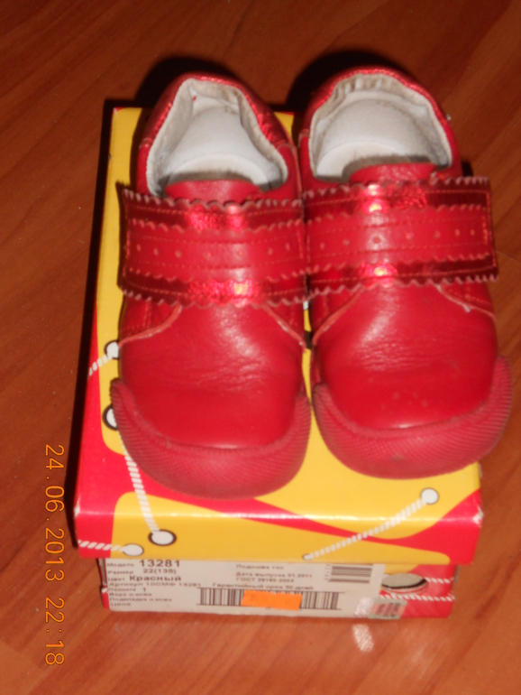 Продам много обуви для девочек-двоянешек:летней, осенней, зимней.