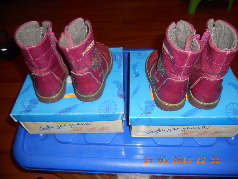 Продам много обуви для девочек-двоянешек:летней, осенней, зимней.