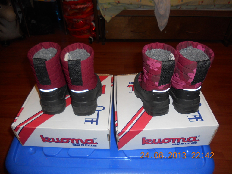 Продам много обуви для девочек-двоянешек:летней, осенней, зимней.