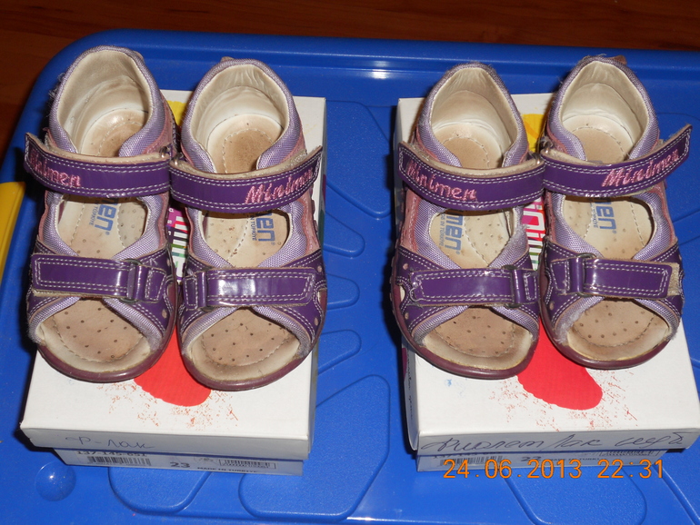 Продам много обуви для девочек-двоянешек:летней, осенней, зимней.