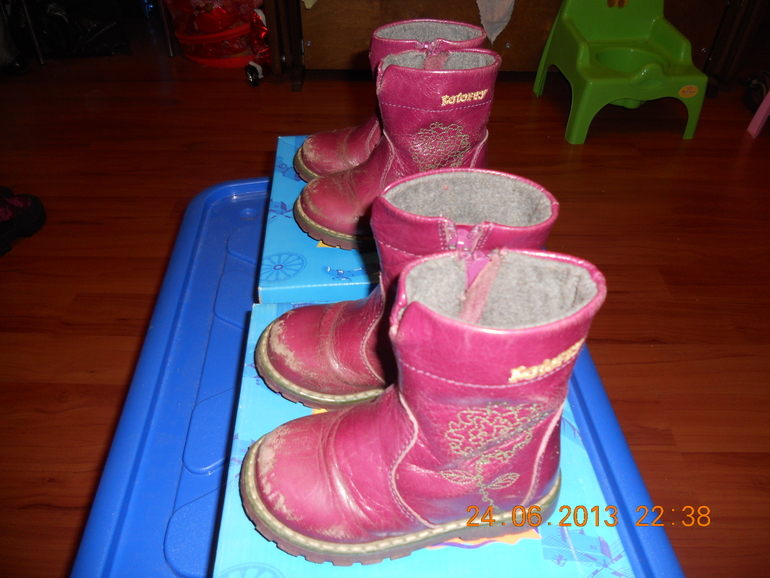 Продам много обуви для девочек-двоянешек:летней, осенней, зимней.