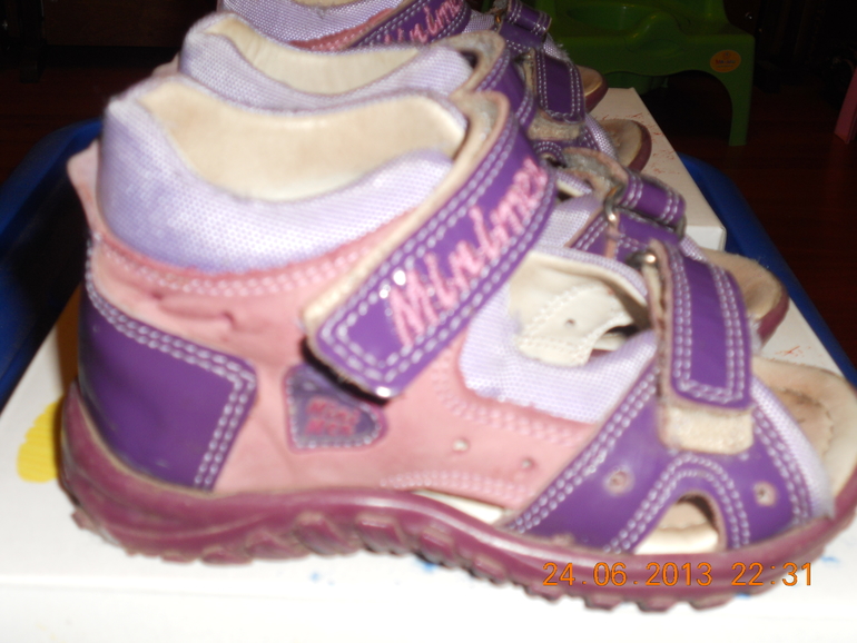 Продам много обуви для девочек-двоянешек:летней, осенней, зимней.