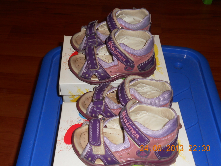 Продам много обуви для девочек-двоянешек:летней, осенней, зимней.