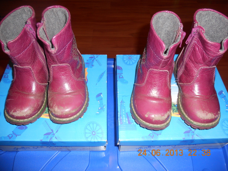 Продам много обуви для девочек-двоянешек:летней, осенней, зимней.