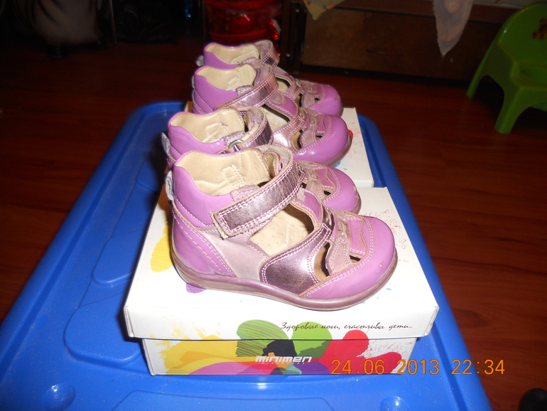 Продам много обуви для девочек-двоянешек:летней, осенней, зимней.