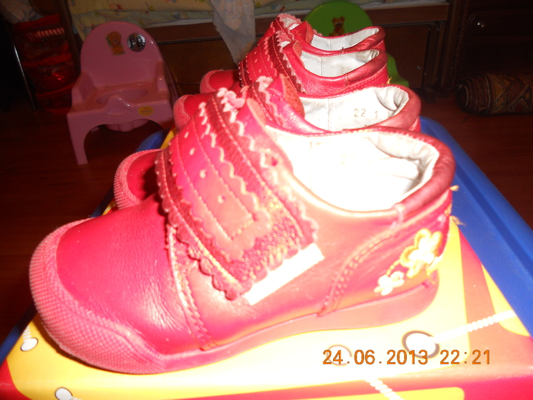 Продам много обуви для девочек-двоянешек:летней, осенней, зимней.