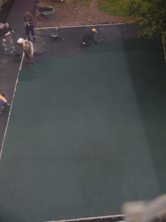 окружили наш дом детскими площадками -