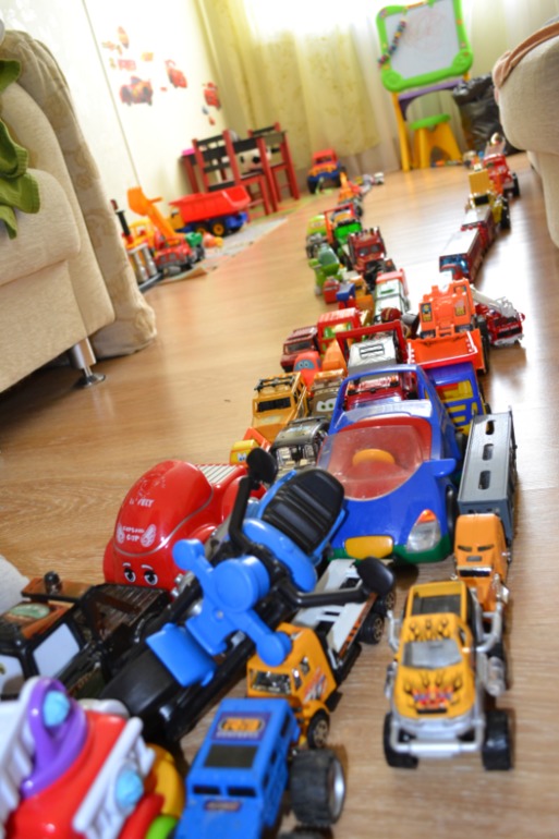 В садике скучает по своим машинкам)