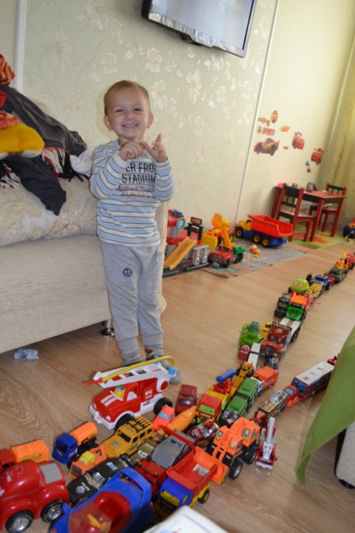 В садике скучает по своим машинкам)
