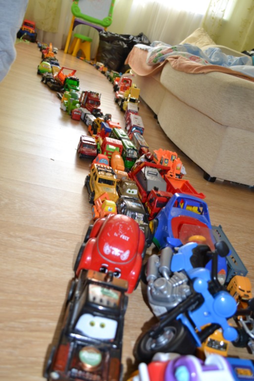 В садике скучает по своим машинкам)