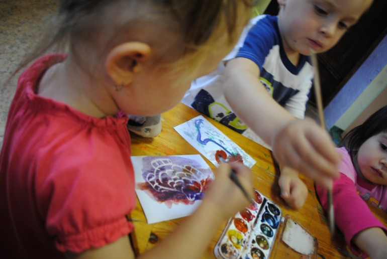 а я..РАБОТАЮ В САДУ!)))