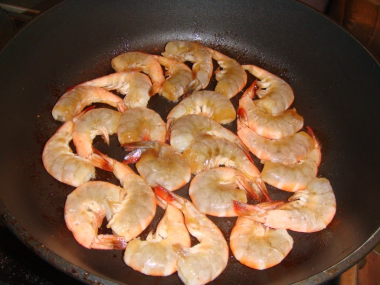 креветки жареные на сковороде. креветки на сковороде. креветки жареные на сковороде с соевым соусом. вкусные жареные креветки на сковороде. креветки на сковороде.
