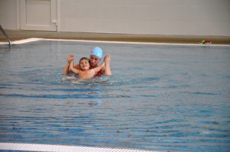 кино и бассейн.