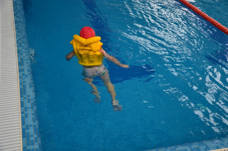 кино и бассейн.