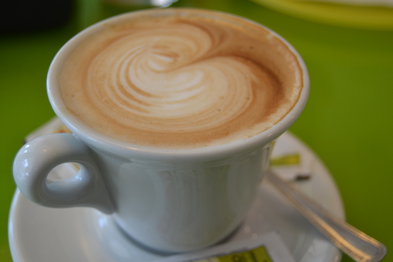 поменяла Аву