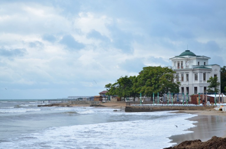 Евпатория.Набережная.На море шторм.