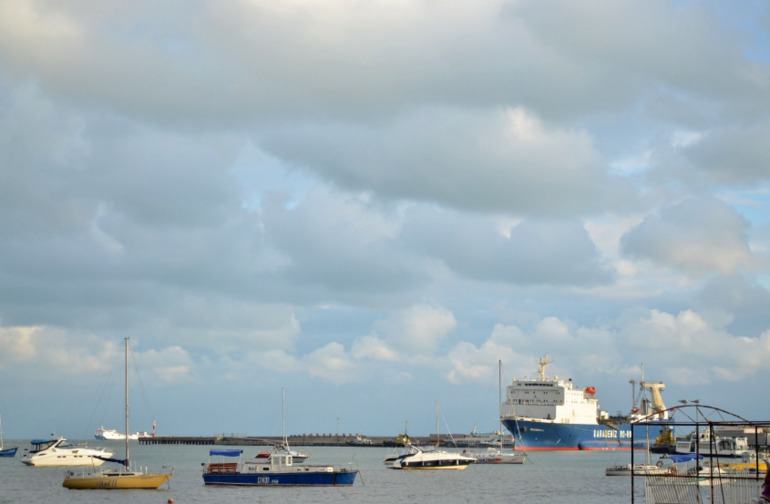 Евпатория.Набережная.На море шторм.