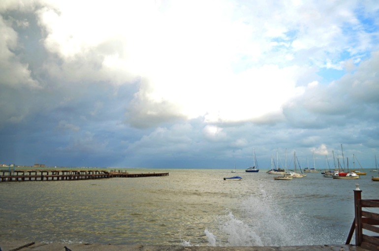 Евпатория.Набережная.На море шторм.