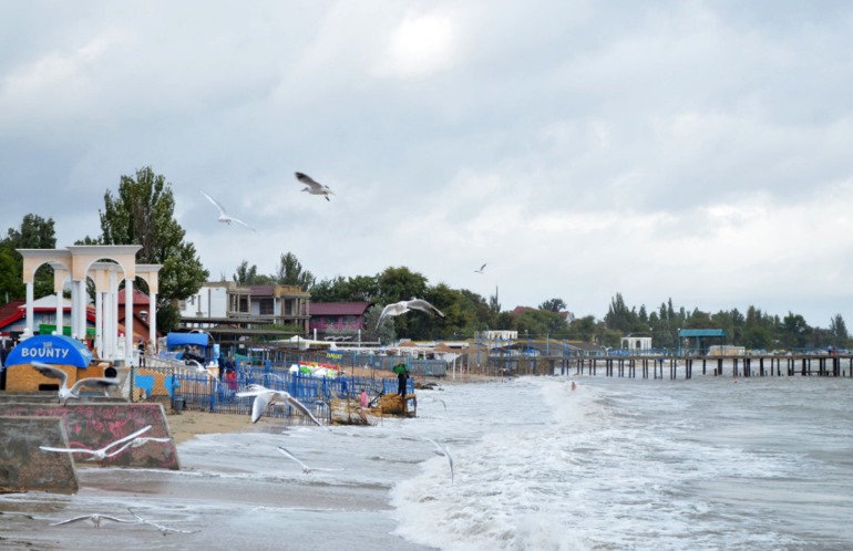 Евпатория.Набережная.На море шторм.