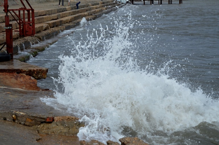 Евпатория.Набережная.На море шторм.