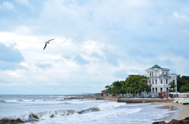 Евпатория.Набережная.На море шторм.
