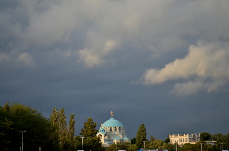 Евпатория.Набережная.На море шторм.