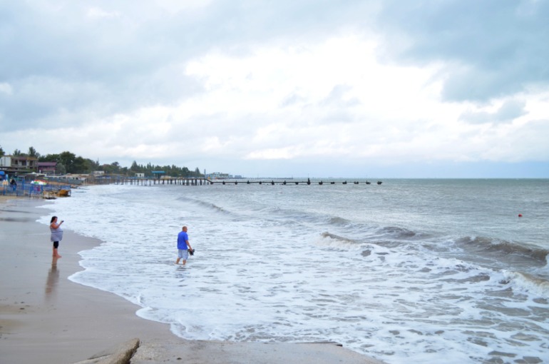 Евпатория.Набережная.На море шторм.