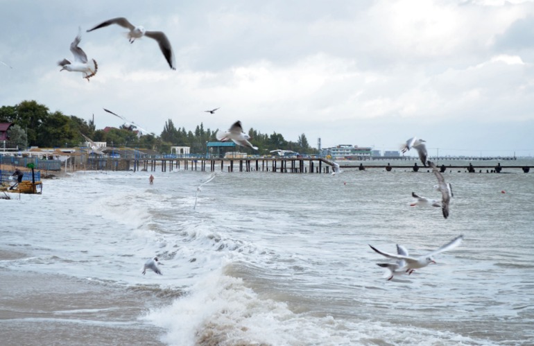 Евпатория.Набережная.На море шторм.