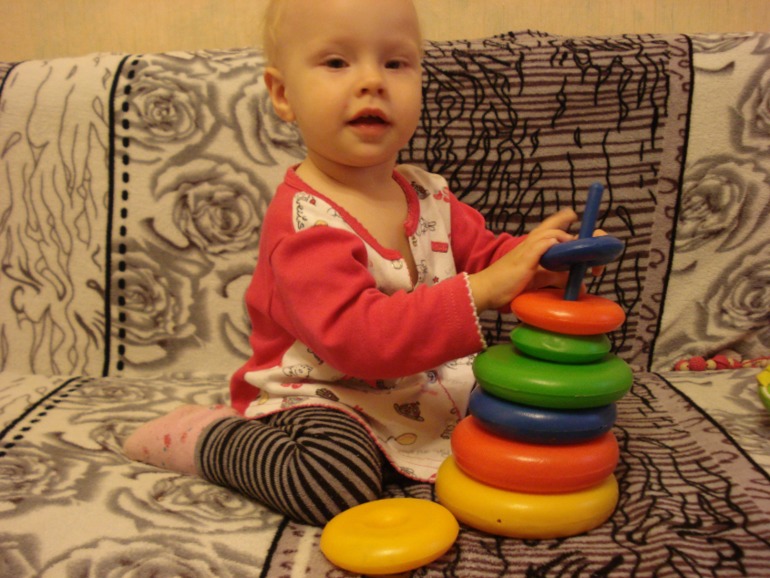 Козявишна собирает пирамидку