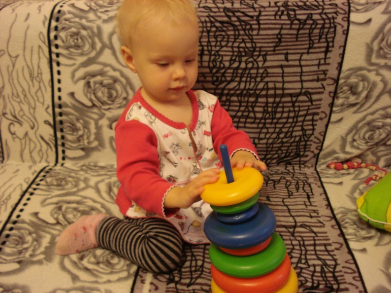 Козявишна собирает пирамидку