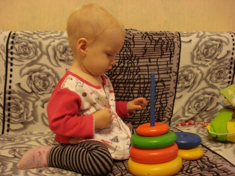 Козявишна собирает пирамидку