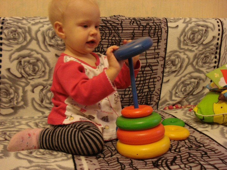 Козявишна собирает пирамидку