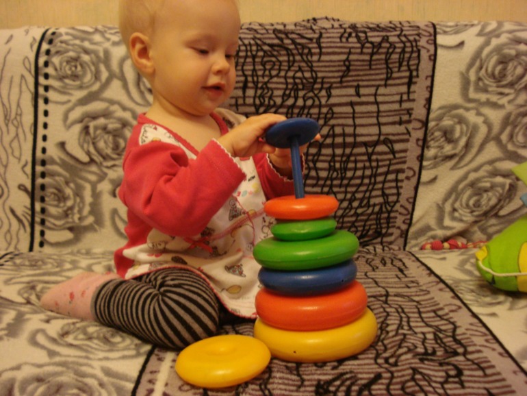 Козявишна собирает пирамидку