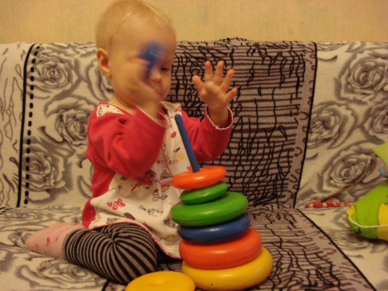 Козявишна собирает пирамидку