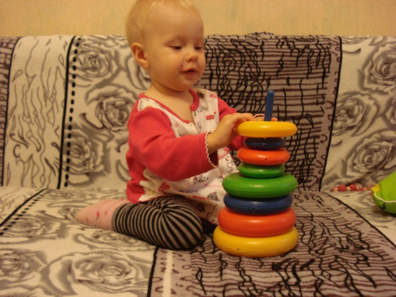 Козявишна собирает пирамидку