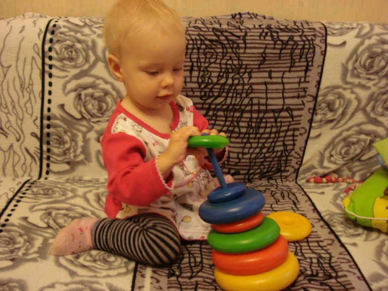 Козявишна собирает пирамидку