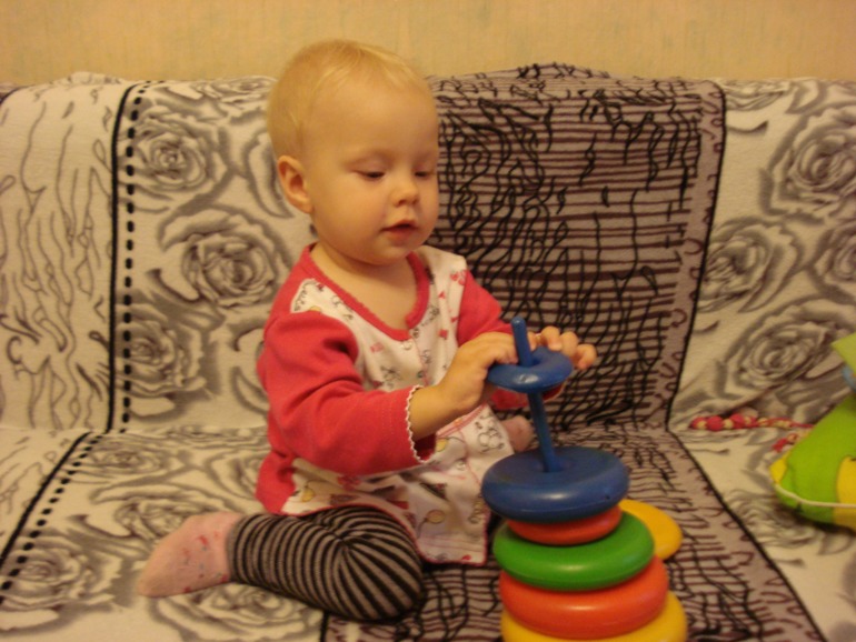 Козявишна собирает пирамидку