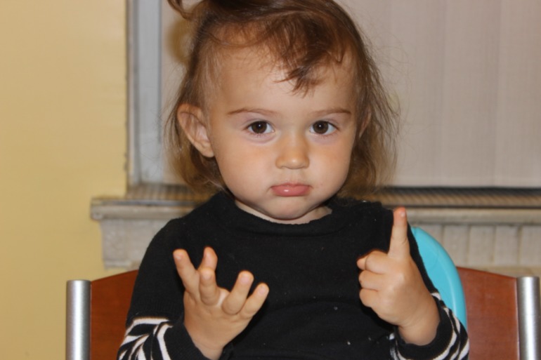 Научилась считать на пальцах до десяти