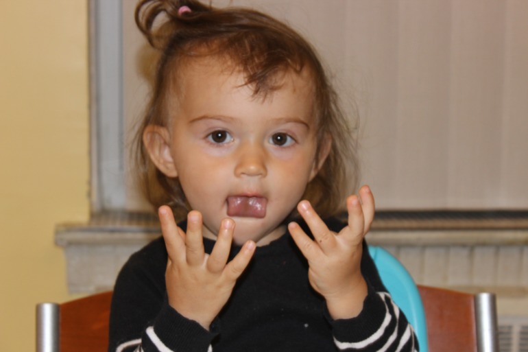 Научилась считать на пальцах до десяти