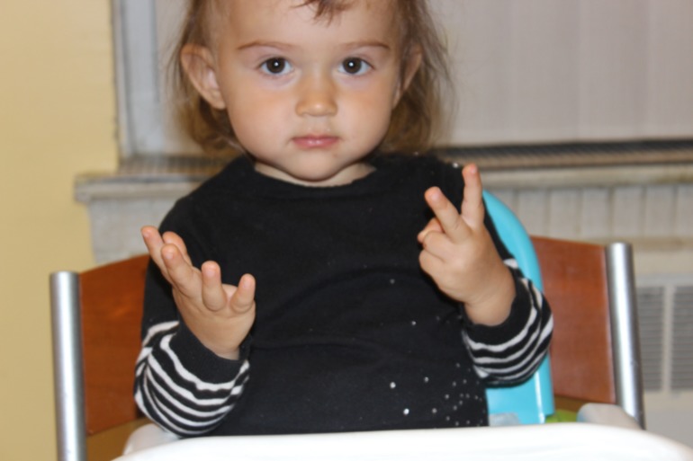 Научилась считать на пальцах до десяти