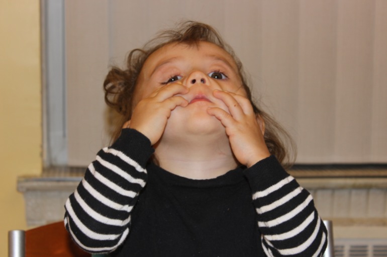 Научилась считать на пальцах до десяти