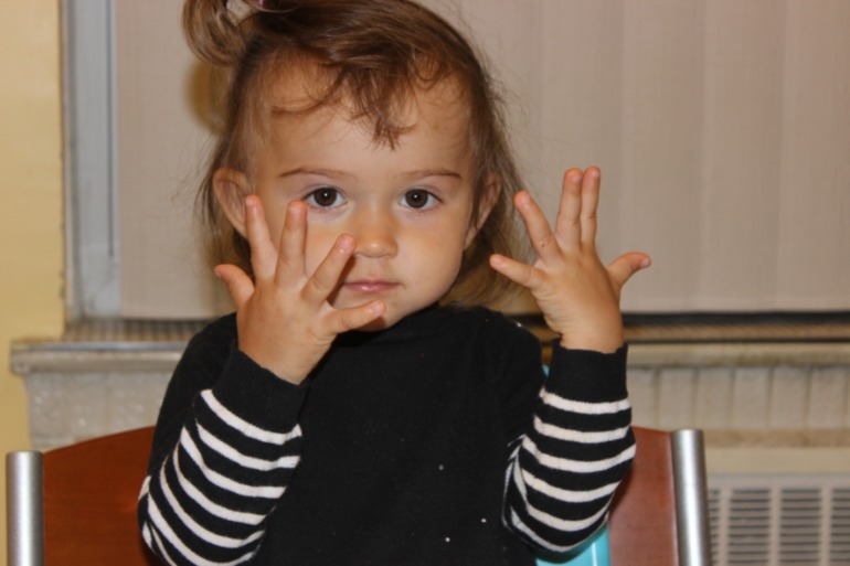 Научилась считать на пальцах до десяти